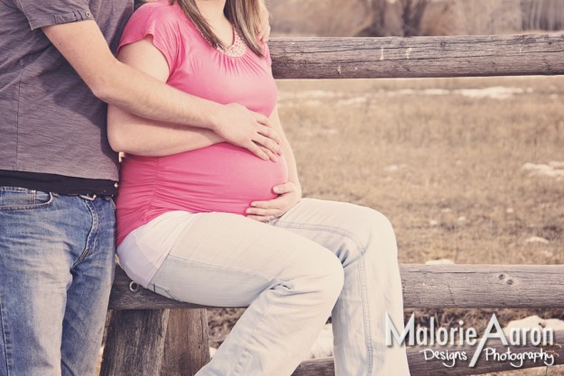 MalorieAaron-rexburgMaternity-portraits-couple-maternity-pregnant-baby-pictures-glowingMom-Rexburg