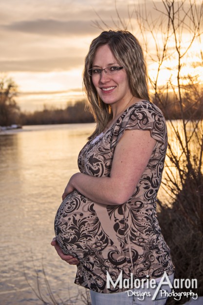 MalorieAaron-rexburgMaternity-portraits-maternity-river-pregnant-baby-babyBump-glowingMom-Rexburg