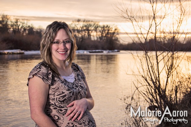 MalorieAaron-rexburgMaternity-portraits-maternity-river-pregnant-baby-babyBump-glowingMom-Rexburg