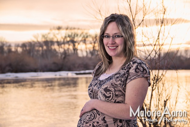 MalorieAaron-rexburgMaternity-portraits-maternity-river-pregnant-baby-babyBump-glowingMom-Rexburg