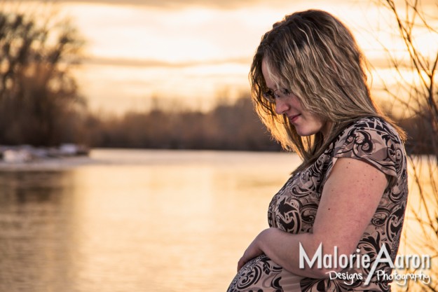 MalorieAaron-rexburgMaternity-portraits-maternity-river-pregnant-baby-babyBump-glowingMom-Rexburg