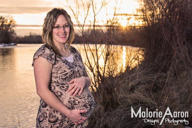 MalorieAaron-rexburgMaternity-portraits-maternity-river-pregnant-baby-babyBump-glowingMom-Rexburg