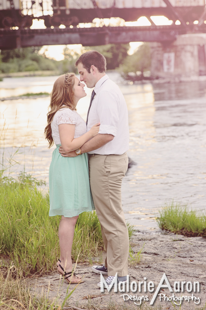 MalorieAaron, photography, quadCities, Davenport, engagement, portraits, river, romantic, couple